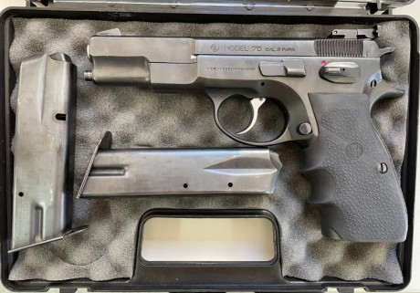 Vendo pistola Brno CZ75 del 9 mm. con dos cargadores junto con el kit del 22 LR con otros dos cargadores.
La 01