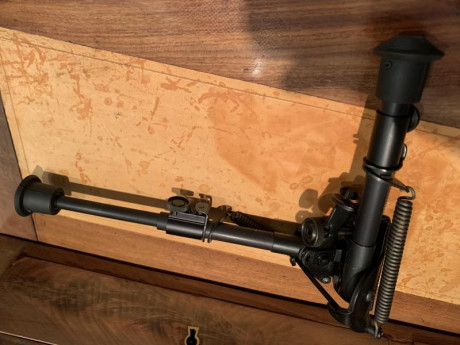 Se vende este magnífico bipode Harris que está sin usar con patas extendidas de 22cm. y fijador de extensiones 00