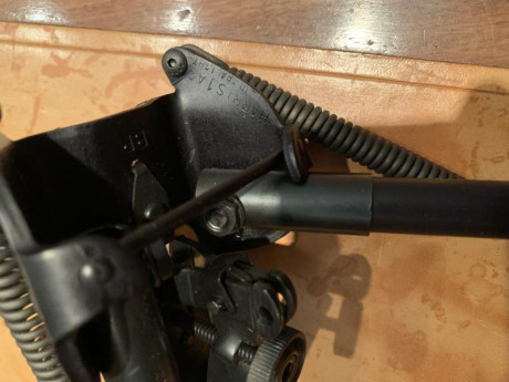 Se vende este magnífico bipode Harris que está sin usar con patas extendidas de 22cm. y fijador de extensiones 11