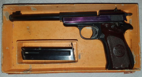 Vendo una pistola Star Olimpic del calibre .22 corto con un cargador en caja original.
Requiere mucha 02