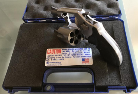   Revolver SMITH and WESSON .38 SPL+P  

Utilizado únicamente para realizar cinco disparos de prueba. 01