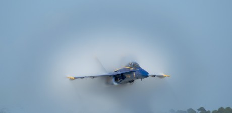 Aqui os dejo unas preciosas imagenes del efecto de rotura de la barrera del sonido y su efecto sobre el 50