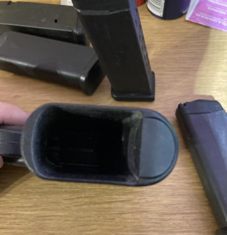 Vendo Glock 19 gen3, miras de tritio en buen uso todavía, tapón de empuñadura, cachas de goma adhesivas 02