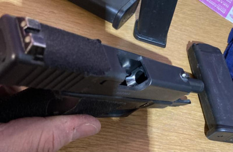 Vendo Glock 19 gen3, miras de tritio en buen uso todavía, tapón de empuñadura, cachas de goma adhesivas 01