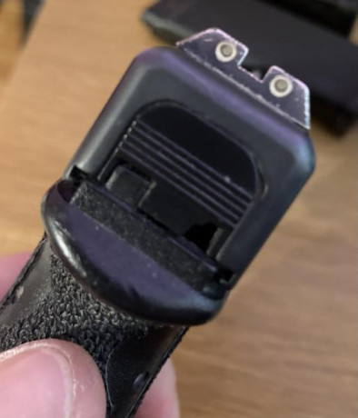 Vendo Glock 19 gen3, miras de tritio en buen uso todavía, tapón de empuñadura, cachas de goma adhesivas 00
