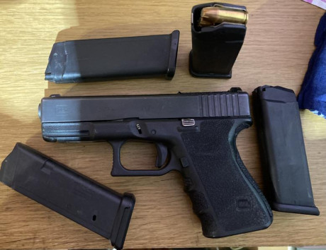 Vendo Glock 19 gen3, miras de tritio en buen uso todavía, tapón de empuñadura, cachas de goma adhesivas 10