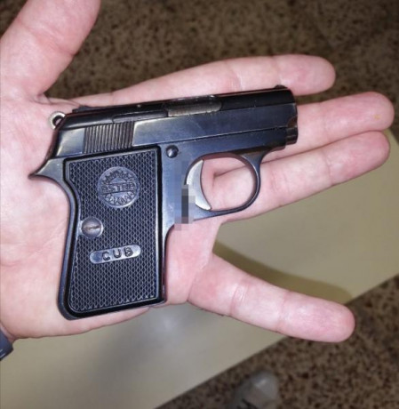 Hola, vendo esta miniatura de pistola, una Astra CUB, mod. 2000, cal. 6.35, guiada en A y con un cargador, 01