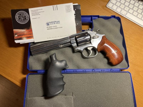 VENDO REVOLVER. S&W MODELO 617  5"  CAL 22
CON ESTUCHE ORIGINAL, CACHA DE GOMA DE MADERA.
EN 02