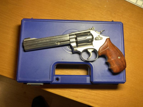 VENDO REVOLVER. S&W MODELO 617  5"  CAL 22
CON ESTUCHE ORIGINAL, CACHA DE GOMA DE MADERA.
EN 00