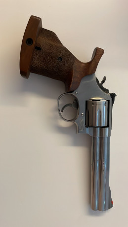 Pues como pongo en el título, vendo empuñadura anatómica para revólver "S&W" modelo 686 02