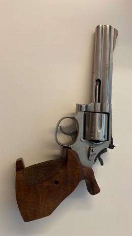 Pues como pongo en el título, vendo empuñadura anatómica para revólver "S&W" modelo 686 01