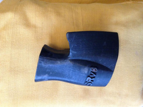 Sólida empuñadura de resina, entiendo manufacturada en un torno.
p r e c i o  25 € más 11'20  de portes 02