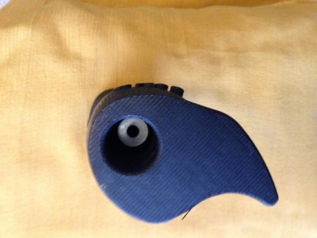 Sólida empuñadura de resina, entiendo manufacturada en un torno.
p r e c i o  25 € más 11'20  de portes 01