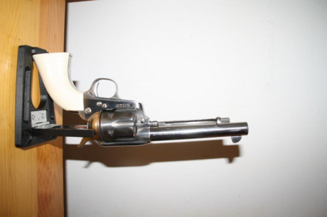 Vendo Cattelman Uberti 1873 del 44-40 en INOX, replica del famoso revolver Colt Cattelman del 1873. Cañón 01