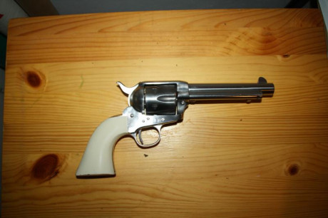 Vendo Cattelman Uberti 1873 del 44-40 en INOX, replica del famoso revolver Colt Cattelman del 1873. Cañón 10