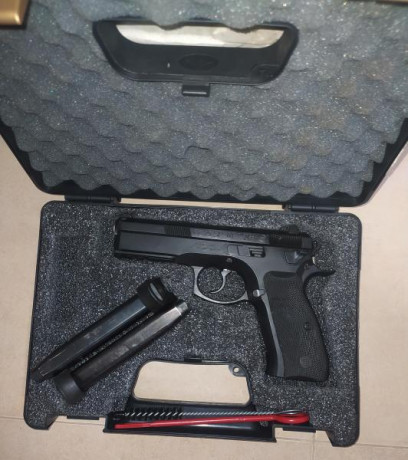 Pistola en perfectas condiciones, como se puede comprovar por las fotos. se vende con los siguientes extras:

MARTILLO 01