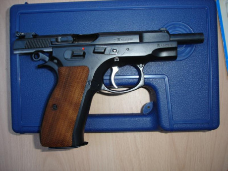 vendo pistola cz 85 combat casi sin estrenar.
2 cargadores+3 juegos de cachas sin estrenar+1 kit de limpieza 01