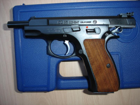 vendo pistola cz 85 combat casi sin estrenar.
2 cargadores+3 juegos de cachas sin estrenar+1 kit de limpieza 00