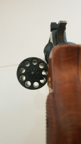 Se encuentra en Málaga Capital. 



 Revolver Astra Cadix 4" .22 LR   En 1958, con motivo de su 50 00