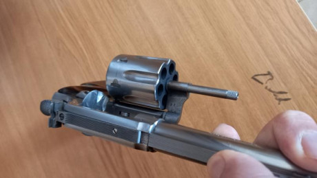 Se vende revolver Astra 357 Mag. Inoxidable.  4"
Cachas originales de madera.
Lo vendo por no usar. 00