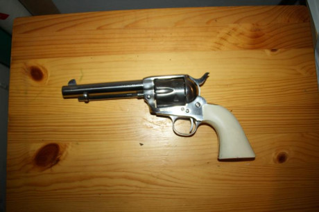 Se vende Cattleman UBERTI 1873 44-40 INOX.

Vendo Cattelman Uberti 1873 del 44-40 en INOX, replica del 11