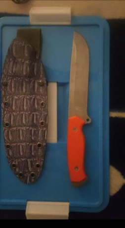 Vendo este magnífico cuchillo nuevo sin ningún uso 
Mango en g10 naranja y funda de kydex hecha a medida 00