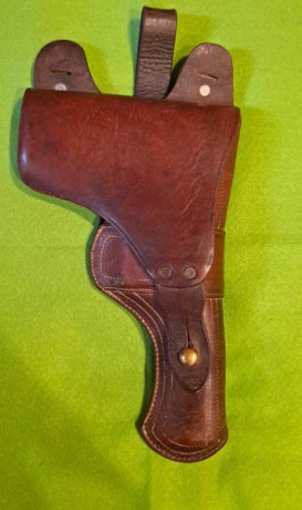 Hola vendo funda antigua de pistola es de cuero tiene todos sus remaches y es de color rojizo esta en 02