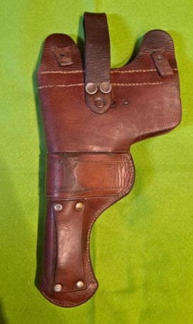 Hola vendo funda antigua de pistola es de cuero tiene todos sus remaches y es de color rojizo esta en 01