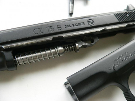 Hola, vendo pistola CZ 75 B 9 mm. junto con el kit del 22 LR. 
Está guiada en F.
Con sus 2 cajas. Dos 61