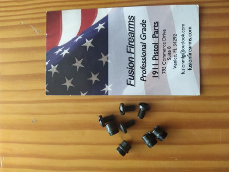   VENDIDO   Cargador original HK para USP STANDARD, aunque también vale para el modelo Compact, estado 81