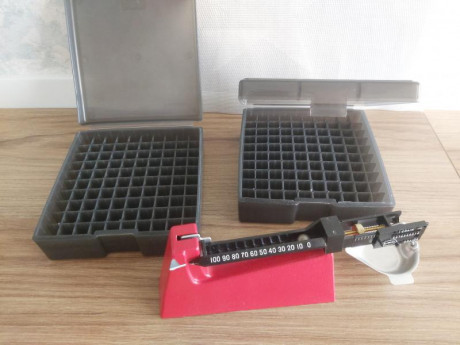 Hola
Limpiando el trastero ha aparecido el material que detallo a continuación.

BASCULA LEE (1 unidad)
CAJA 00