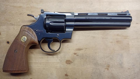 Se vende Colt Python .357 6" pavonado de 1989. Incluye cachas originales acabadas al aceite y unas 02