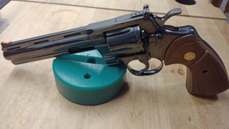 Se vende Colt Python .357 6" pavonado de 1989. Incluye cachas originales acabadas al aceite y unas 01