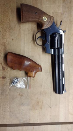 Se vende Colt Python .357 6" pavonado de 1989. Incluye cachas originales acabadas al aceite y unas 00