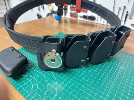 Vendido, pendiente de envío.

Vendo Cinturón (125 -130 cm)  para IPSC con funda de extracción rápida y 11