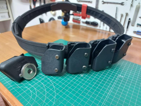 Vendido, pendiente de envío.

Vendo Cinturón (125 -130 cm)  para IPSC con funda de extracción rápida y 10