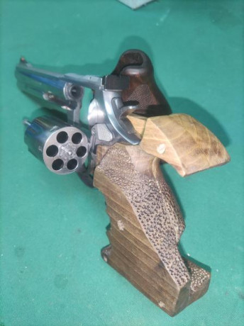 Precioso revolver. Impecable con muy pocos tiros sobre 400 y casi todos waccuter,gatillo afinado sobre 02