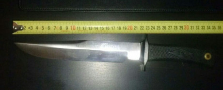 Cuchillo marca Muela acero al carbono, 21'5 cm de hoja, con anagrama de ARMAS Y MUNICIONES, en perfecto 01