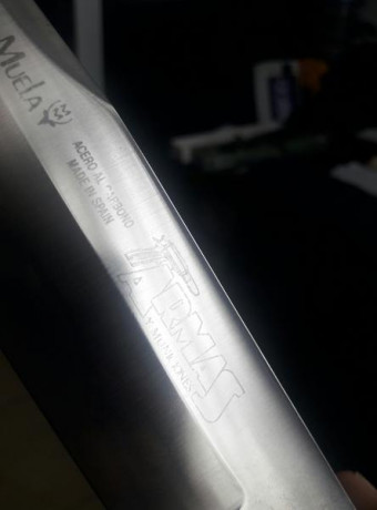 Cuchillo marca Muela acero al carbono, 21'5 cm de hoja, con anagrama de ARMAS Y MUNICIONES, en perfecto 10