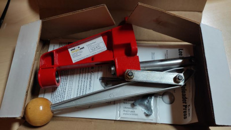 Se vende prensa mono estación para recarga LEE , esta sin usar , en su caja original
con todos su accesorios 02