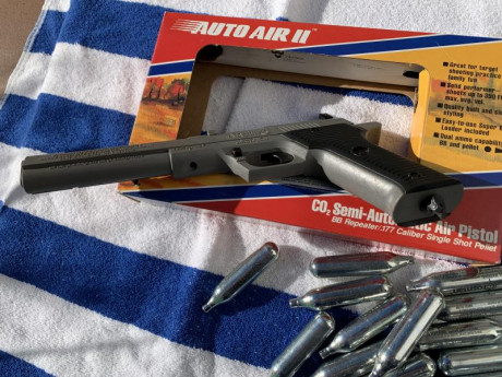 Hola, pongo a la venta dos pistolas co2 crosman airguns, el estado es nuevo. lo que falla es el sistema 11