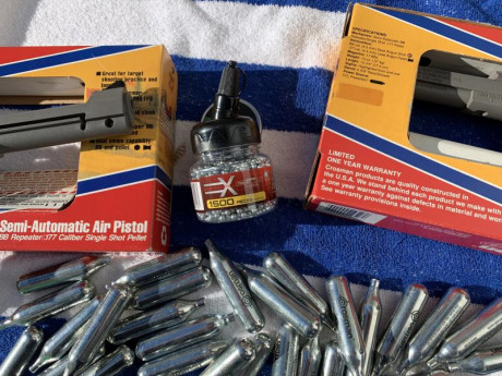 Hola, pongo a la venta dos pistolas co2 crosman airguns, el estado es nuevo. lo que falla es el sistema 22