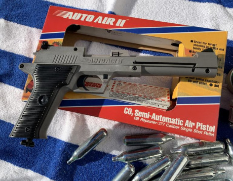 Hola, pongo a la venta dos pistolas co2 crosman airguns, el estado es nuevo. lo que falla es el sistema 21