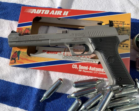 Hola, pongo a la venta dos pistolas co2 crosman airguns, el estado es nuevo. lo que falla es el sistema 20