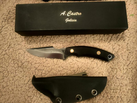 Se vende cuchillo castro modelo mosquitos vaciado plano en acero elmax una virguerías en la mano muy cómodo 00