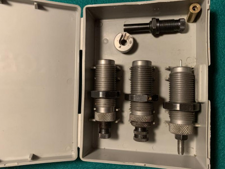 Vendo Dies RCBS del calibre 32 Wadcutter , esta referencia, son los más adecuados para la recarga de este 00