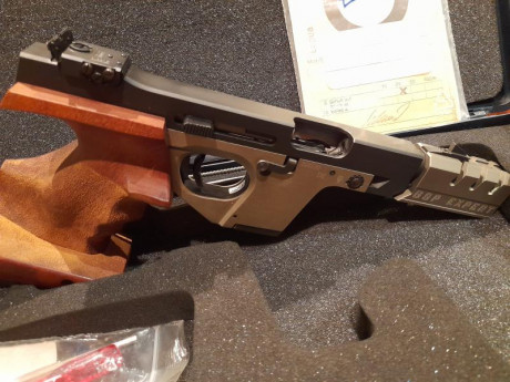 Pistola en perfecto estado de la que no hace falta decir nada más dada su reconocida calidad.
Se puede 00