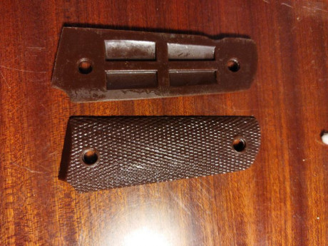 Vendo cachas de pistola 1911  Montadas en norinco de fabrica 
12€ más portes 00