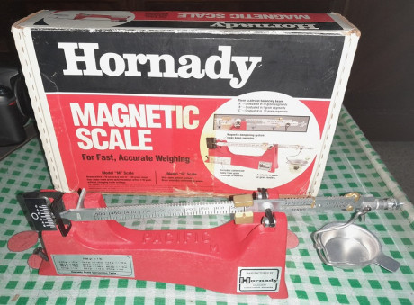 Vendo báscula hornady nueva, de extrema precisión, con su caja original. Precio 100€ no negociables (+ 12
