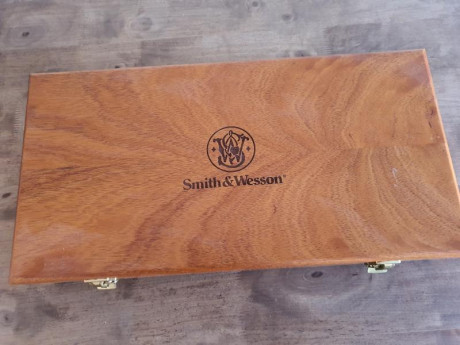 Smith & Wesson 44 Rmag. 6,5 "

Performance Center en su caja de madera. Casi a estrenar...

Dificil 02